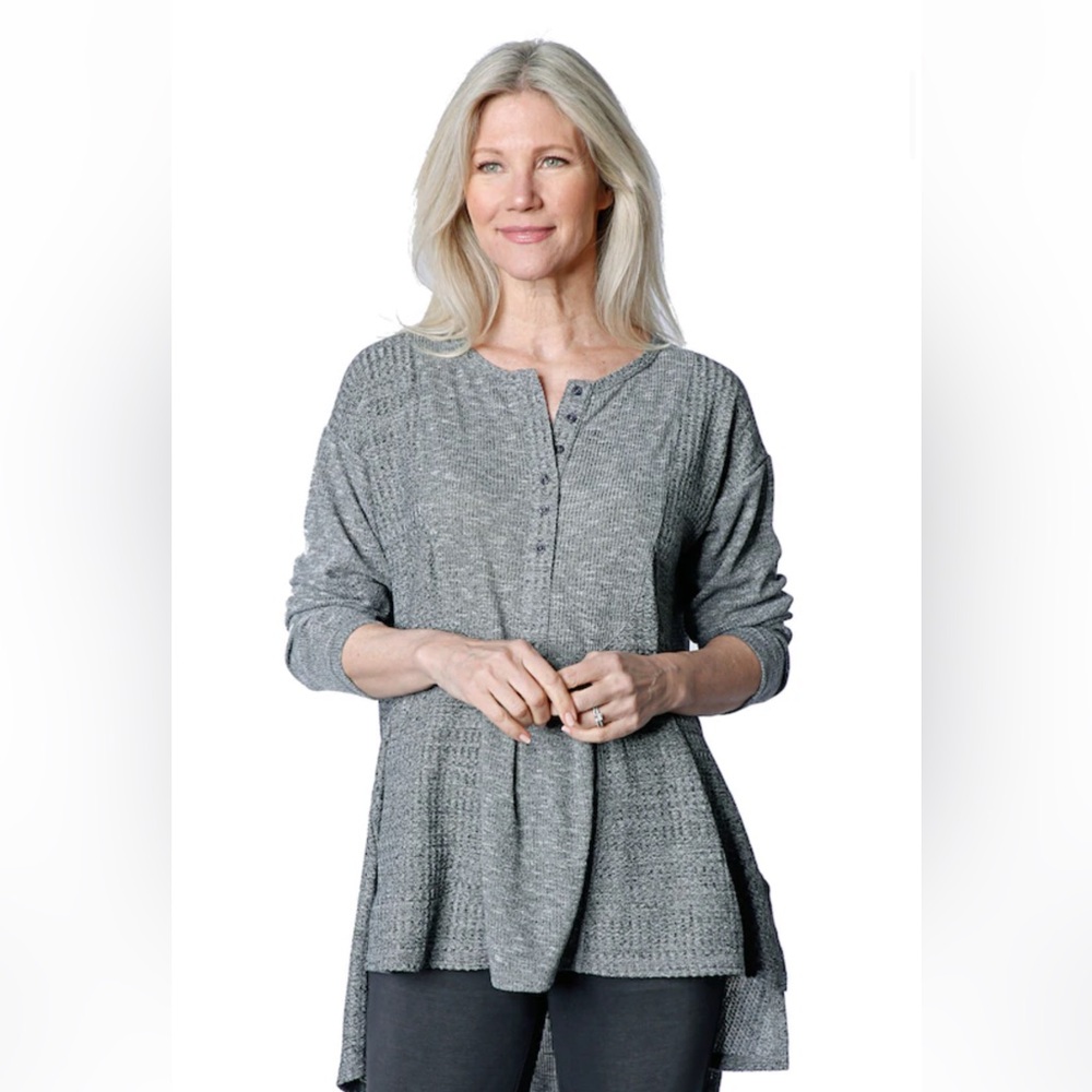 NWT- DG2, Colour block, Raglan Sleeve, Top.